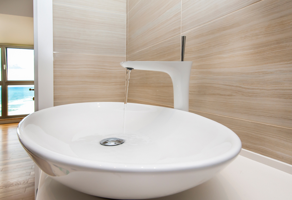 חדר רחצה עם מבט לים | Pura Vida