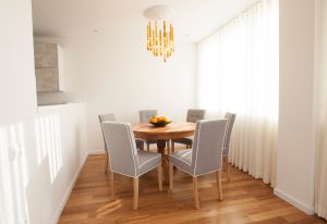 פינת אוכל צופה אל הים