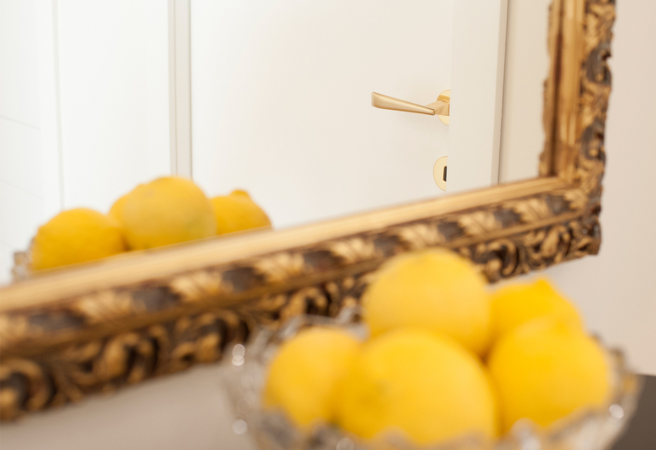 פרט מראה במבואת כניסה